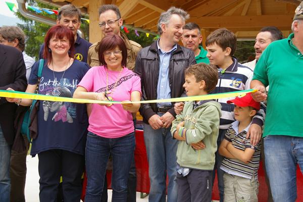 FIAVÉ UNA NUOVA AREA RICREATIVA. taglio del nastro del sindaco Nicoletta Aloisi