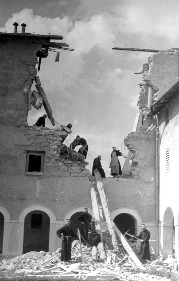 Giulio Cagol 1928-1990 Convento dei Padri cappuccini chiostro 13 maggio 1944 Fondo Giulio Cagol Archivio Fotografico Storico Soprintendenza per i Beni storico-artistici librari e archivistici