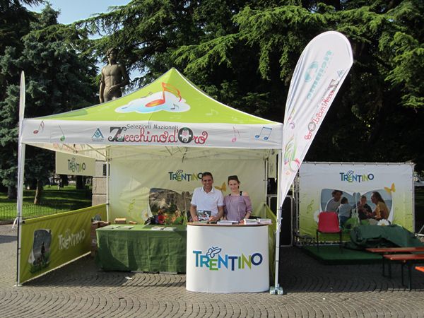 Il consorzio turistico Giudicarie centrali a Verona in piazza Brà per promuovere la vacanza per le famiglie