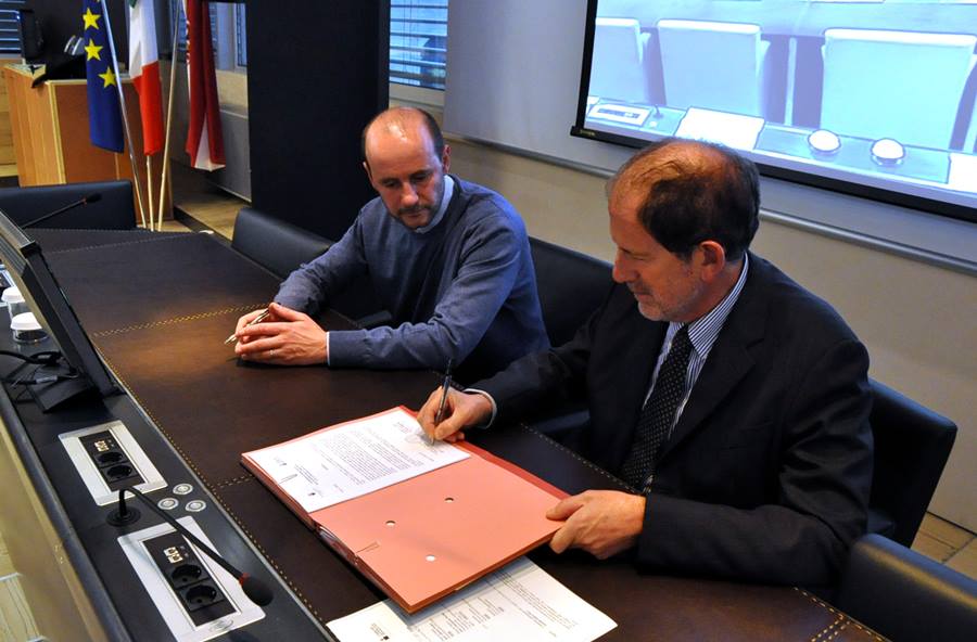 La firma dellintesa  tra presidente della Provincia autonoma di Trento e dal neo presidente del Consiglio delle Autonomie locali Paride Gianmoena