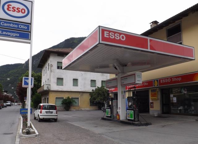 La stazione Esso della famiglia Scandolari oggi