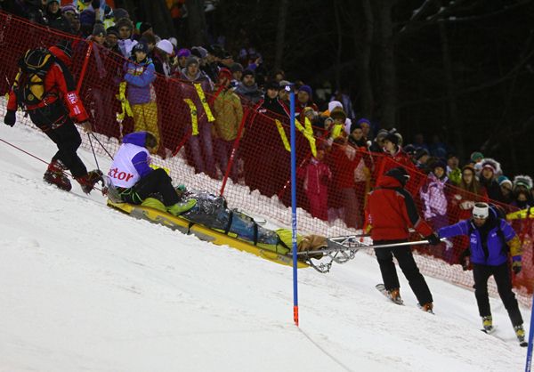 Lanfranco Bertocci trasportato sul Canalone  Miramonti 