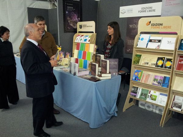 L'assessore Panizza davanti ad uno stand di Medita