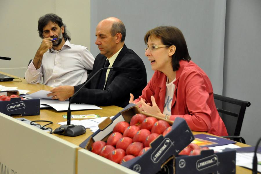 Mela gioco mela rido mela mangio