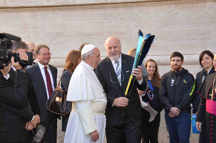 Papa francesco universiadi Trentino 2013 accensione fiacccola 2