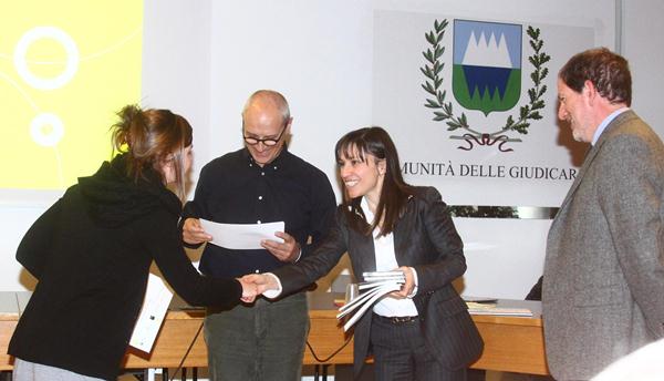 Patrizia Ballardini Alberto Pacher e Pino Scaglione premiano una giovane progettista