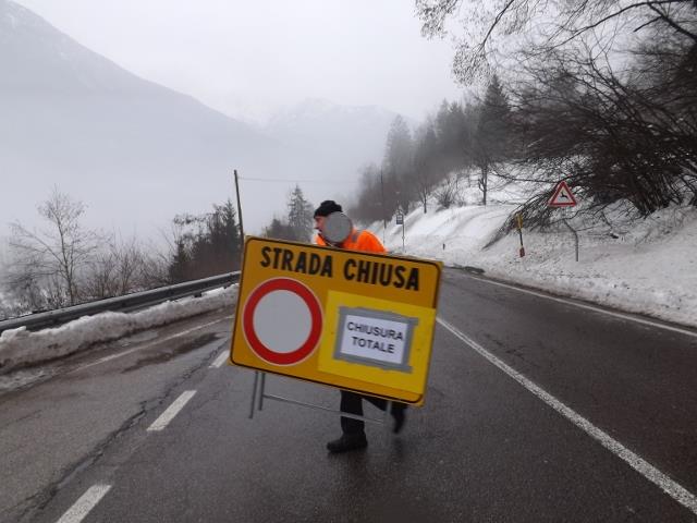 Riaperta la strada ss237  rimozione cartello chiusura- foto Zini