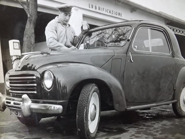 Rifornimento alla stazione esso scandolari a Tione