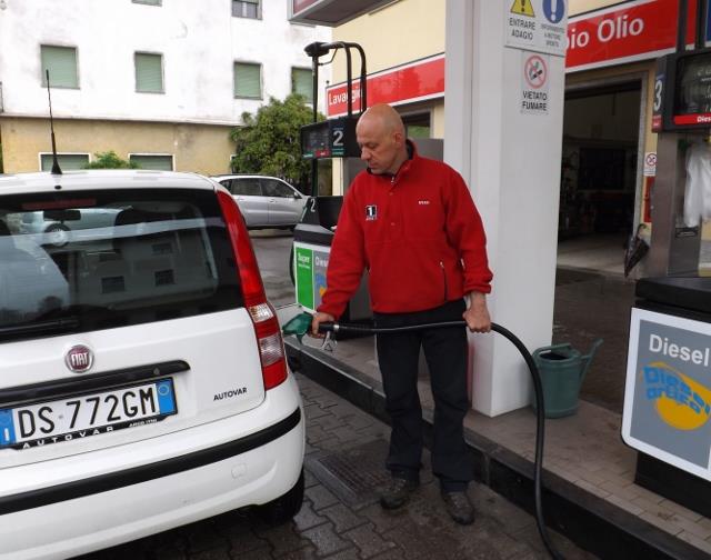 Rifornimento presso la stazione Esso della famiglia Scandolari