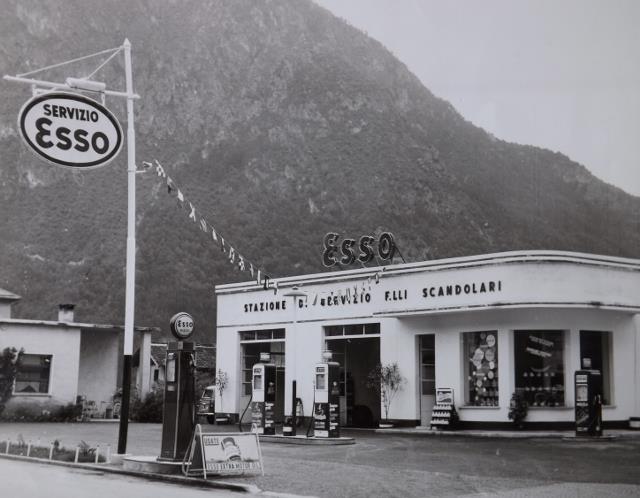 Una vecchia immagine della stazione Esso di Scandolari a Tione