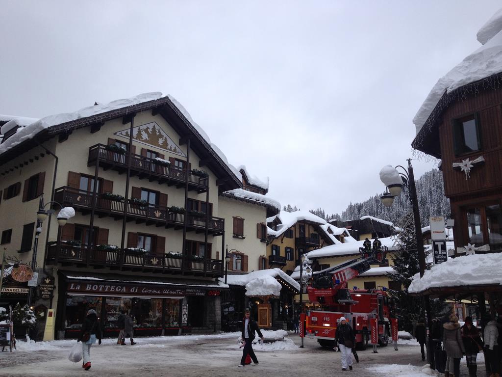 Madonna di campiglio, Vigili del fuoco e neve - messa in sicurezza neve dalle case