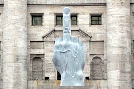cattelan-dito-medio