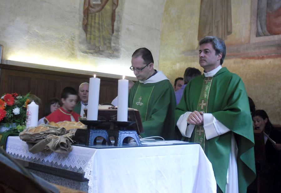 don Ivan Maffeis e il parroco don Mario Bravin - S. Antonio di Mavignola