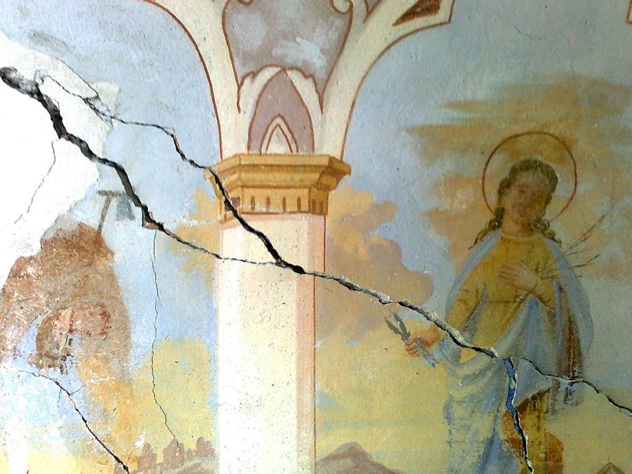 iavrè il capitello del 1813 danneggiato da un autoveicolo