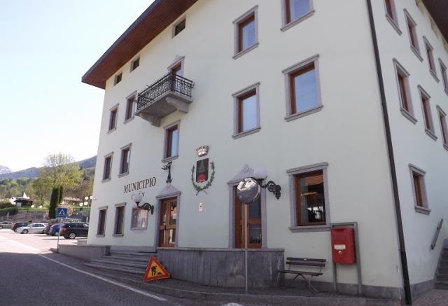 Bocenago mentre si stropiccia gli occhi si risveglia con un sindaco sottosegretario e con un ospite affezionato da 40 anni, ministro 