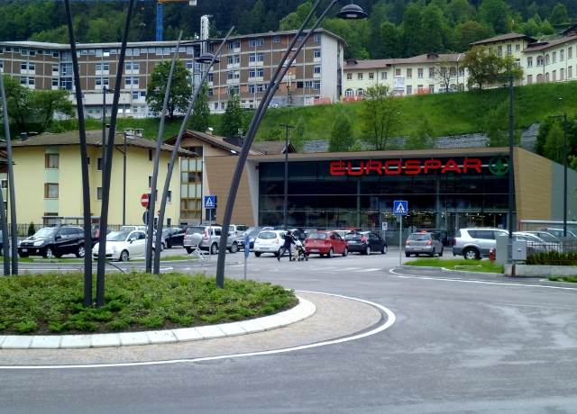 Rotonda Despar supermercato tione