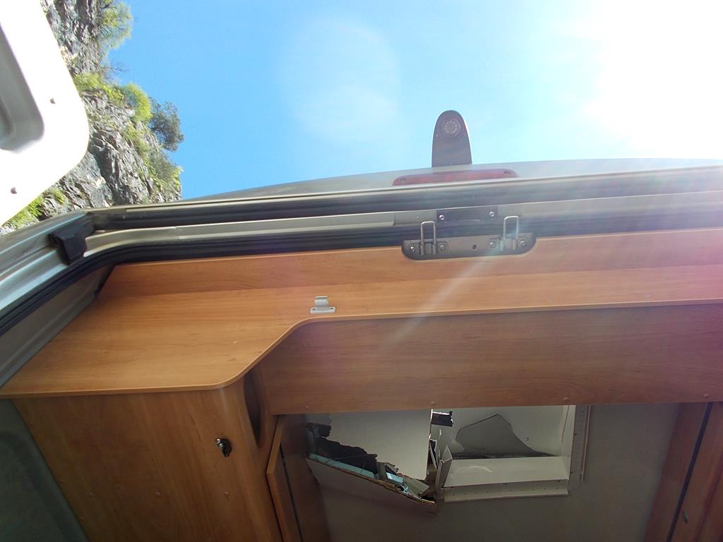 il tetto del camper sfondato A Ragoli