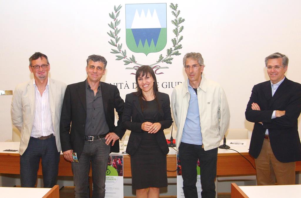 Patrizia Ballardini e i rappresentanti delle Casse rurali delle Giudicarie