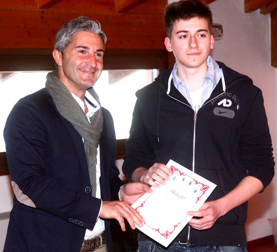 consegna attestati il sindaco di Condino Giorgio Butterini con un diciottenne