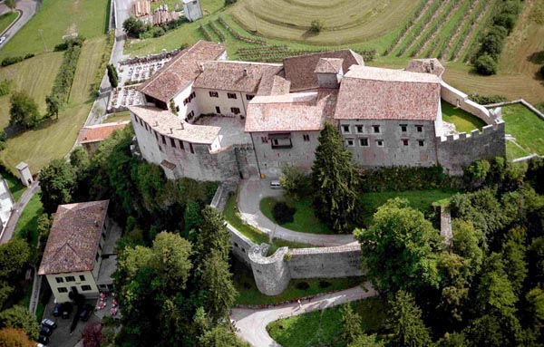 castello di stenico dall'elicottero
