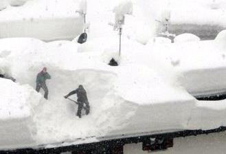 mentre spala dai tetti muore settantenne 1