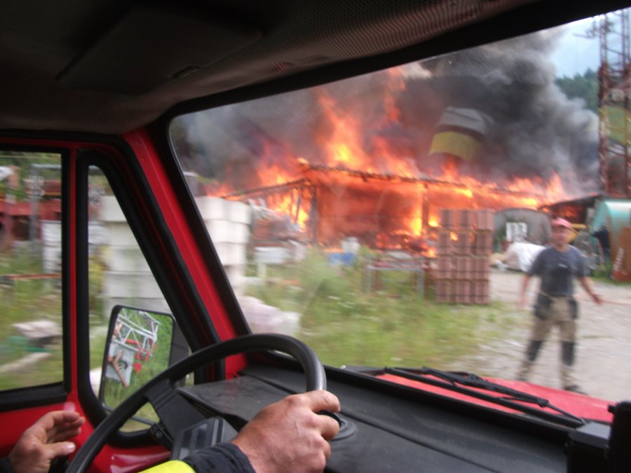 incendio di San Lorenzo- magazzino di Nicola aldrighetti in fiamme