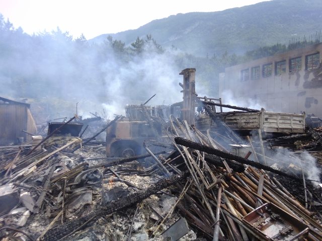 incendio di San Lorenzo- magazzino di Nicola aldrighetti macerie incendio di San Lorenzo- magazzino di Nicola aldrighetti macerie