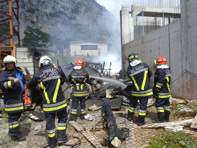 incendio di San Lorenzo in Banale vigili del fuoco allopera per domare le fiamme del magazzino di Nicola aldrighetti incendio di San Lorenzo in Banale vigili del fuoco allopera per domare le fiamme del magazzino di Nicola aldrighetti
