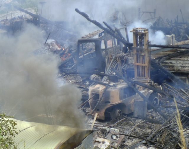 incendio di San Lorenzo in banale- macerie nel magazzino di Nicola aldrighetti incendio di San Lorenzo in banale- macerie nel magazzino di Nicola aldrighetti