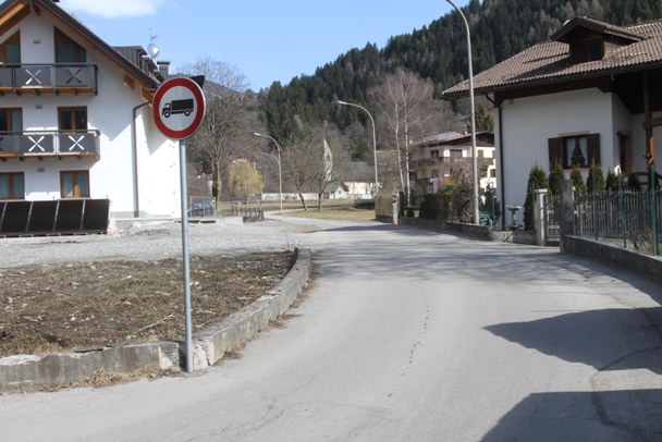 l'attuale imbocco di via San Vigilio da via Fucine
