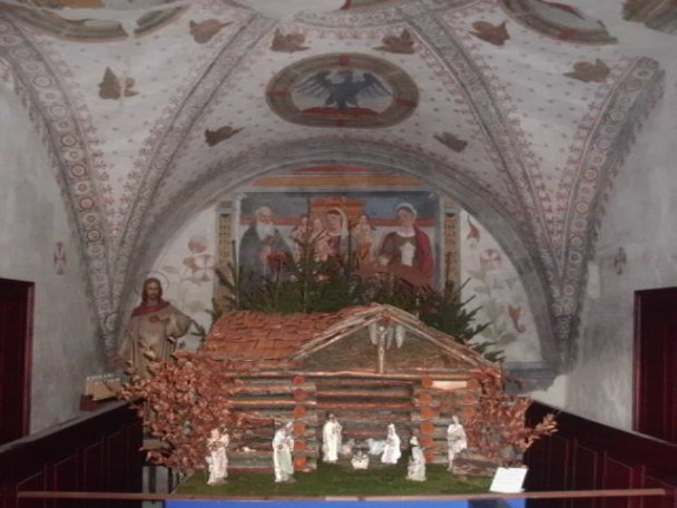 linterno dellantica chiesetta di santAntonio con le croci di consacrazioni dipinte sulle pareti laterali