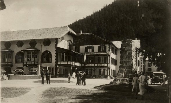 madonna di campiglio con il monumento a Giovanni Battista Righi