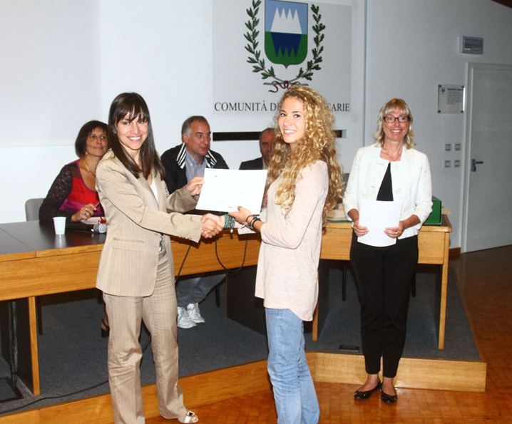 training for job 2013 - patrizia ballardini consegna il diploma ad una ragazza che ha frequentato  il tirocinio