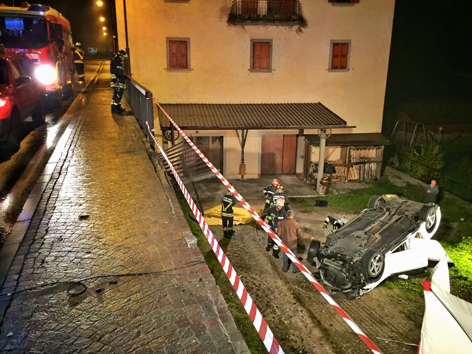 macchina incidente bleggio inferiore 2 - foto vigili del Fuoco Bleggio inferiore