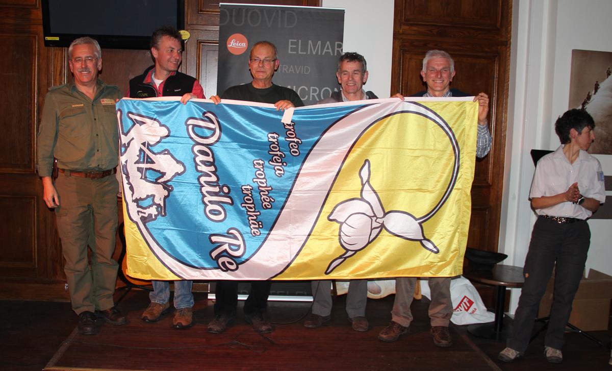 Presso il Parco Nazionale La Vanoise il CO del Trofeo consegna al Pnab nelle mani del Direttore Zoanetti la bandiera del Trofeo come simbolo per lorganizzazione delledizione 2014